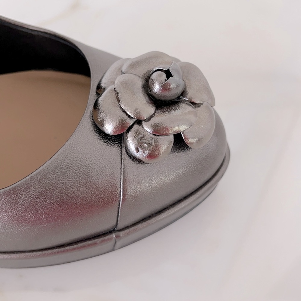 CHANEL CC Platinum Leather Pumps w Camellia - Picture 5 of 11